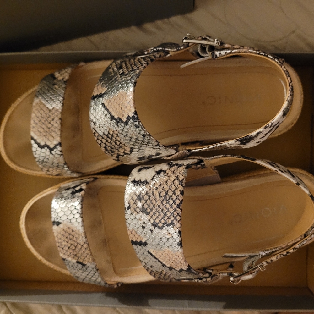 Vionic 8.5 boa sandals